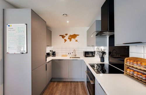 Southville Haus | Modern Townhouse - Parking, EV Charger & Balcony