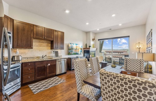 Kimball Junction Haus | Modern Townhouse with HotTub & Garage!