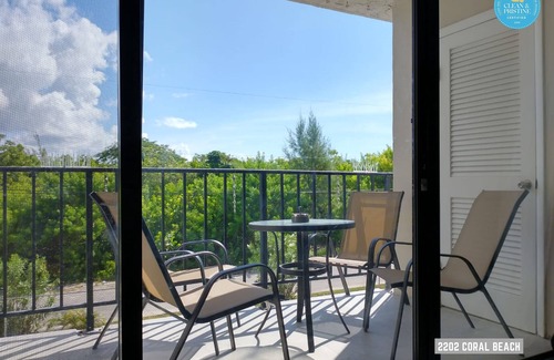 Williams Town Eigentumswohnung | Moderne, geräumige Eigentumswohnung im Bahama-Stil am Meer