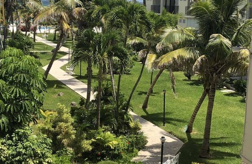 Williams Town Eigentumswohnung | Moderne, geräumige Eigentumswohnung im Bahama-Stil am Meer