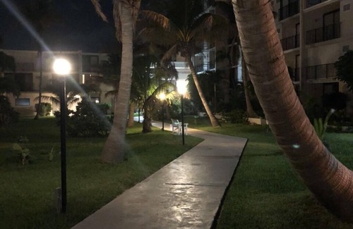 Williams Town Eigentumswohnung | Moderne, geräumige Eigentumswohnung im Bahama-Stil am Meer
