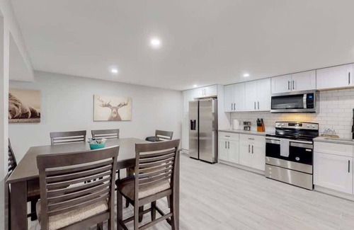 Southeast Haus | Modern & Updated Unit in Prime Location