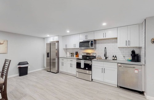Southeast Haus | Modern & Updated Unit in Prime Location