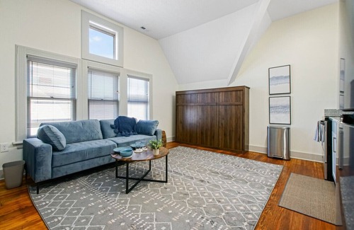 Hough Wohnung | Modern Victorian Studio: Steps to Cleveland Clinic