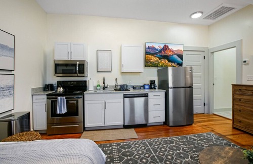 Hough Wohnung | Modern Victorian Studio: Steps to Cleveland Clinic