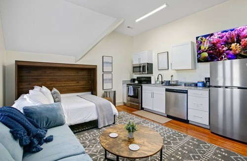 Hough Wohnung | Modern Victorian Studio: Steps to Cleveland Clinic