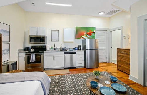 Hough Wohnung | Modern Victorian Studio: Steps to Cleveland Clinic