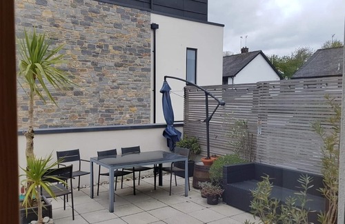 Dinas Powys Haus | Modern, Warm and Cosy Welsh Retreat