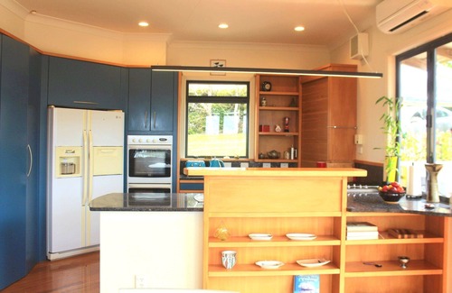 Warkworth Haus | Modern warm house short 5 minute drive from Matakana. Walk to great vineyards