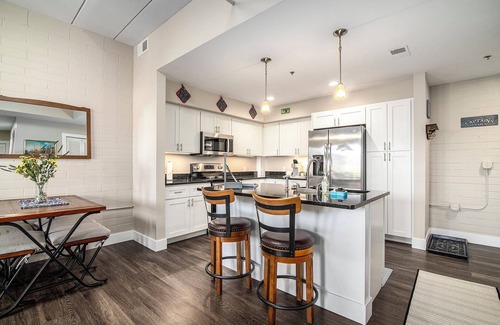 Manistee Eigentumswohnung | Modern Waterfront Condo at Edgewater