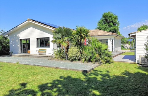 Hourtin Haus | Moderne Holzvilla mit Schwimmbad