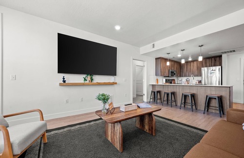 Downtown Salt Lake City Wohnung | ModernDowntown 2BR/2BA with City Views, Fire Pit, Walk to Delta Center