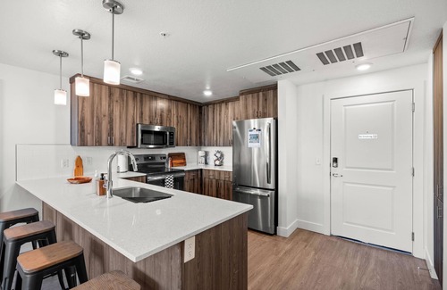 Downtown Salt Lake City Wohnung | ModernDowntown 2BR/2BA with City Views, Fire Pit, Walk to Delta Center