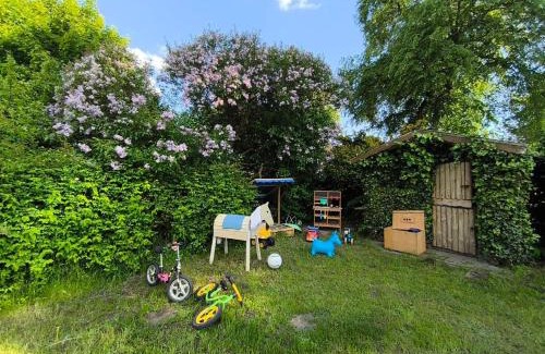 Blumenholz Wohnung | Modernes Ferienhaus mit 4 separaten Appartements, je mit vollausgestatteter Küchenzeile und eigenem Bad, 2 Gehminuten zum Badesee, Garten, Grillplatz, Kinderspielbereich, Hunde sind willkommen
