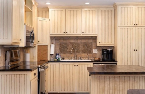 Siluria Haus | Modernized home - Ready for your family! 3 bedroom/2bathrooms, NO STAIRS