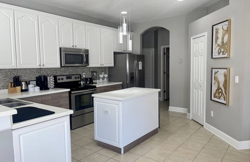 Ruskin Haus | Modernness Mins Away from Little Harbor