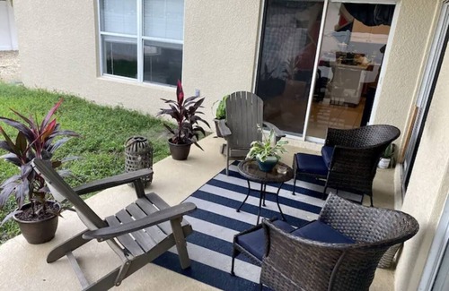 Ruskin Haus | Modernness Mins Away from Little Harbor