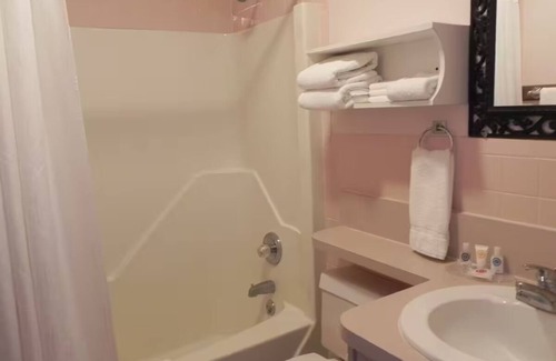 Lake George Resort | Mohican Resort Motel - Townhome, 2 Bedroomsn