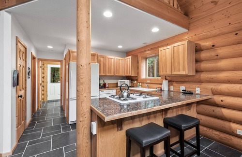 Skykomish Kabine | Money Creek Haven- peaceful and private pet friendly forest retreat w/hot tub!