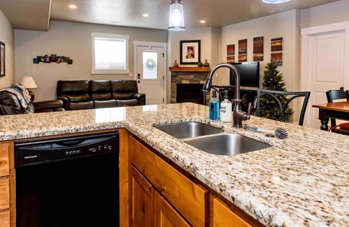 Bluffdale Haus | Montague Manor" W&D, Hot Tub, Queen Beds, Sleeps6