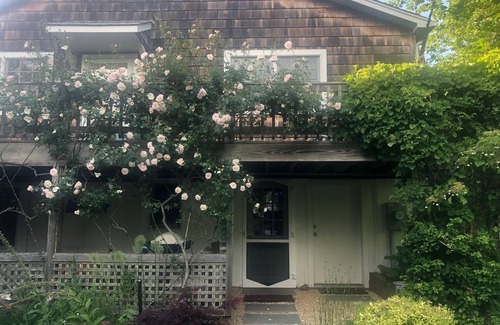 Montauk Hütte | Montauk Sunset Cottage overlooking Garden! Walk to Train, Montauket and Duryea's