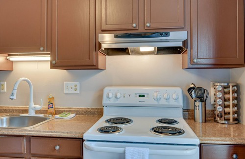 Montgomery Village Haus | Montgomery Village Townhome w/Patio: 27 Mi to DC!