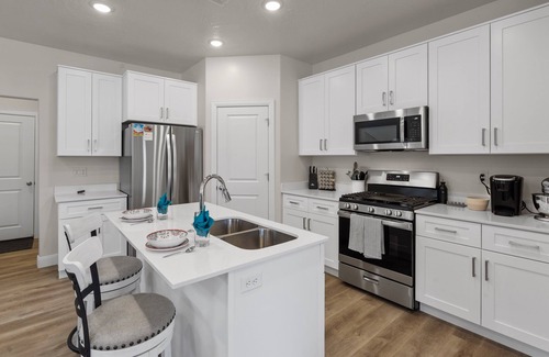 Ivins Haus | Monthly Azalea Escape|Community pool and hot tub, grill, Smart Tvs