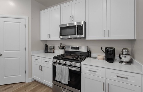 Ivins Haus | Monthly Azalea Escape|Community pool and hot tub, grill, Smart Tvs