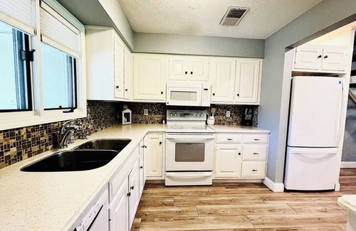 Huron Eigentumswohnung | 2 King Suites on Golf Course W/ Beautiful View!