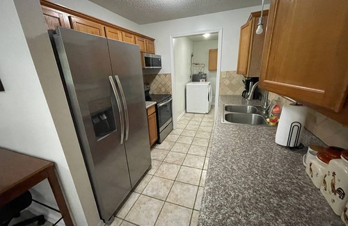 Raleigh Haus | MONTHLY STAYS-5 BR Secluded Cabin Style Compound-Abundant Parking-Near Airport