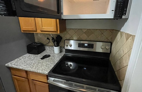 Raleigh Haus | MONTHLY STAYS-5 BR Secluded Cabin Style Compound-Abundant Parking-Near Airport