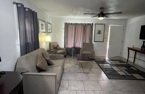 Raleigh Haus | MONTHLY STAYS-5 BR Secluded Cabin Style Compound-Abundant Parking-Near Airport