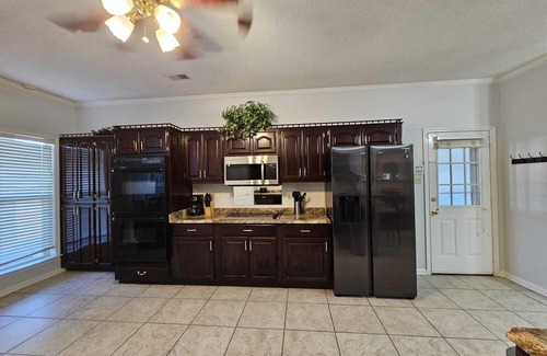 Southaven Haus | MONTHLY STAYS-Breathtaking 8 BR Retreat with Private Pool, Lake View, & Backyard