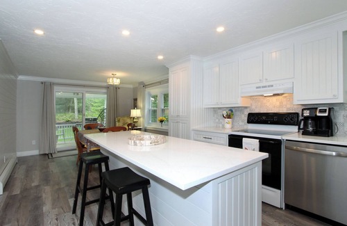 Bourne Hütte | MONUMENT BEACH