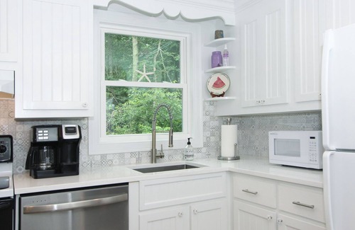 Bourne Hütte | MONUMENT BEACH