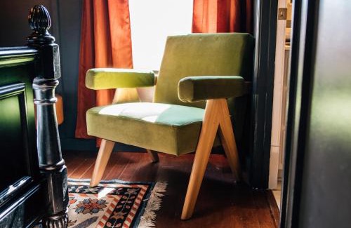 East Memphis Haus | Moody Blues Studio Perfect For Work Or Romance