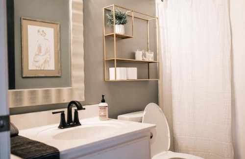 East Memphis Haus | Moody Blues Studio Perfect For Work Or Romance