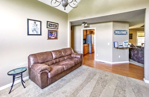 Ozark Haus | Moon Valley Retreat-Family Gatherings-Fooseball-CornHole-Whirlpool Tub-Fireplace