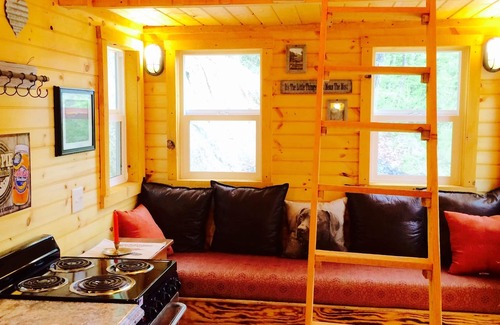 Newport Kabine | Shiner Shack Cabin. Ein rustikales Erlebnis in großartiger Lage mit privatem HotTub!