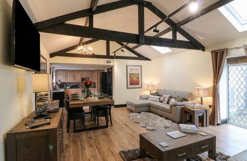 Ashover Haus | MOOR FARM COTTAGE, family friendly, with hot tub in Ashover