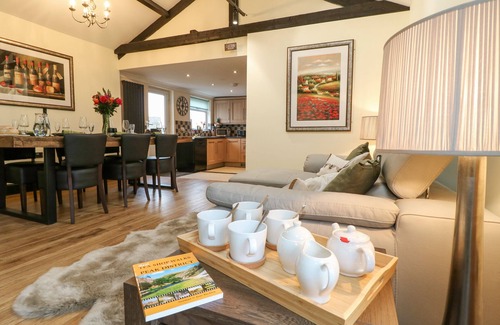 Ashover Haus | MOOR FARM COTTAGE, family friendly, with hot tub in Ashover