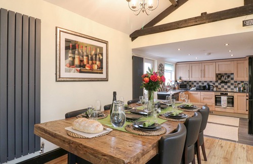 Ashover Haus | MOOR FARM COTTAGE, family friendly, with hot tub in Ashover