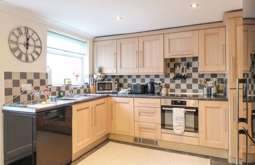 Ashover Haus | MOOR FARM COTTAGE, family friendly, with hot tub in Ashover