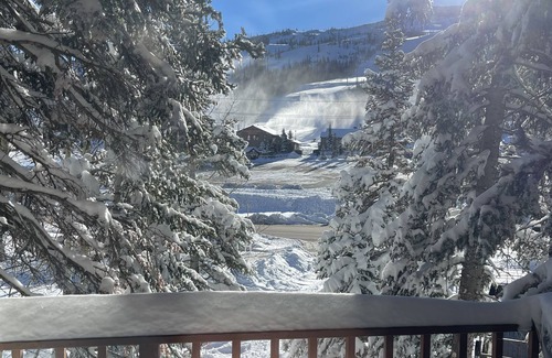 Brian Head Eigentumswohnung | Moose Manor-Giant Steps Lifts and Lodge is directly across from this Condo.