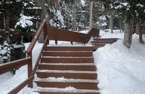 Brian Head Eigentumswohnung | Moose Manor-Giant Steps Lifts and Lodge is directly across from this Condo.
