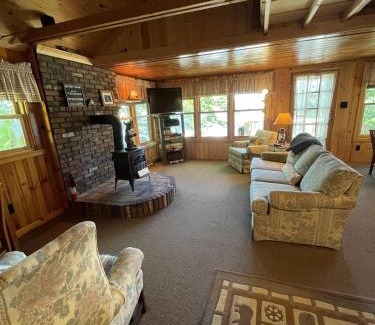 Sebago Haus | MOOSEY ON INN LIMIT 8 cottage