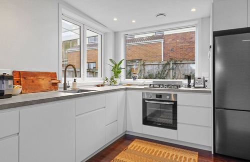 Kingsland Haus | Morning Breeze Retreat with Patio, BBQ and Parking