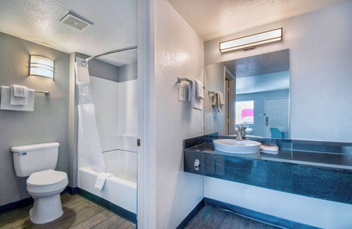 Northeast Heights Hotel | Motel 6 Albuquerque, NM - Carlisle