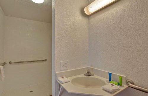Cocoa Beach Hotel | Motel 6-Cocoa Beach, FL