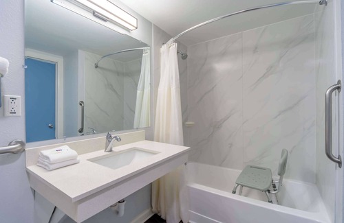 Franklin Hotel | Motel 6 Franklin, OH